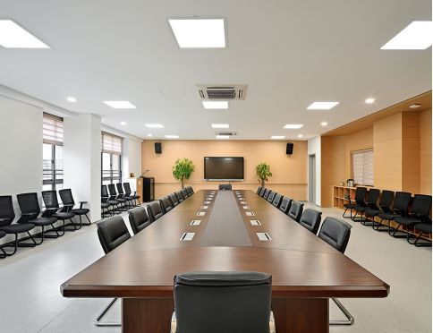 專業會議空間解決方案 武漢紅鑫家俱——定制大會議桌與會議服務專家